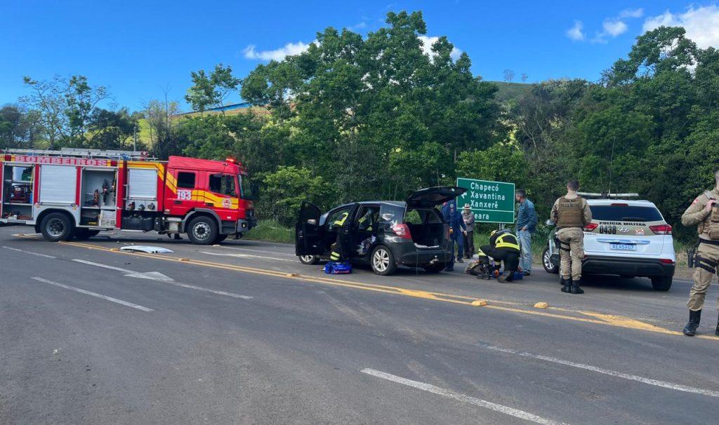 Caminhão sem freio colide na lateral de carro na SC-155, próximo a ponte do Contorno