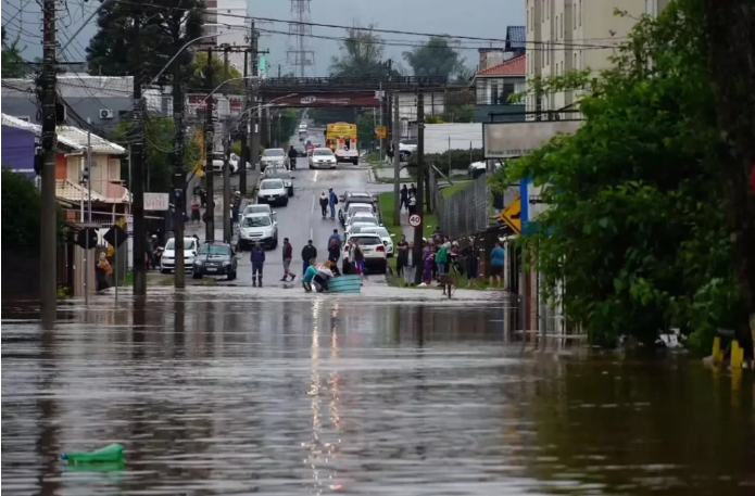 Chuva que deixa SC em alerta já causou 4 mortes no RS