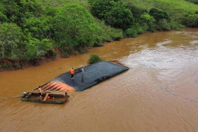 Após 13 dias, balsa e caminhão continuam no fundo do lago entre Alto Bela Vista e Marcelino Ramos