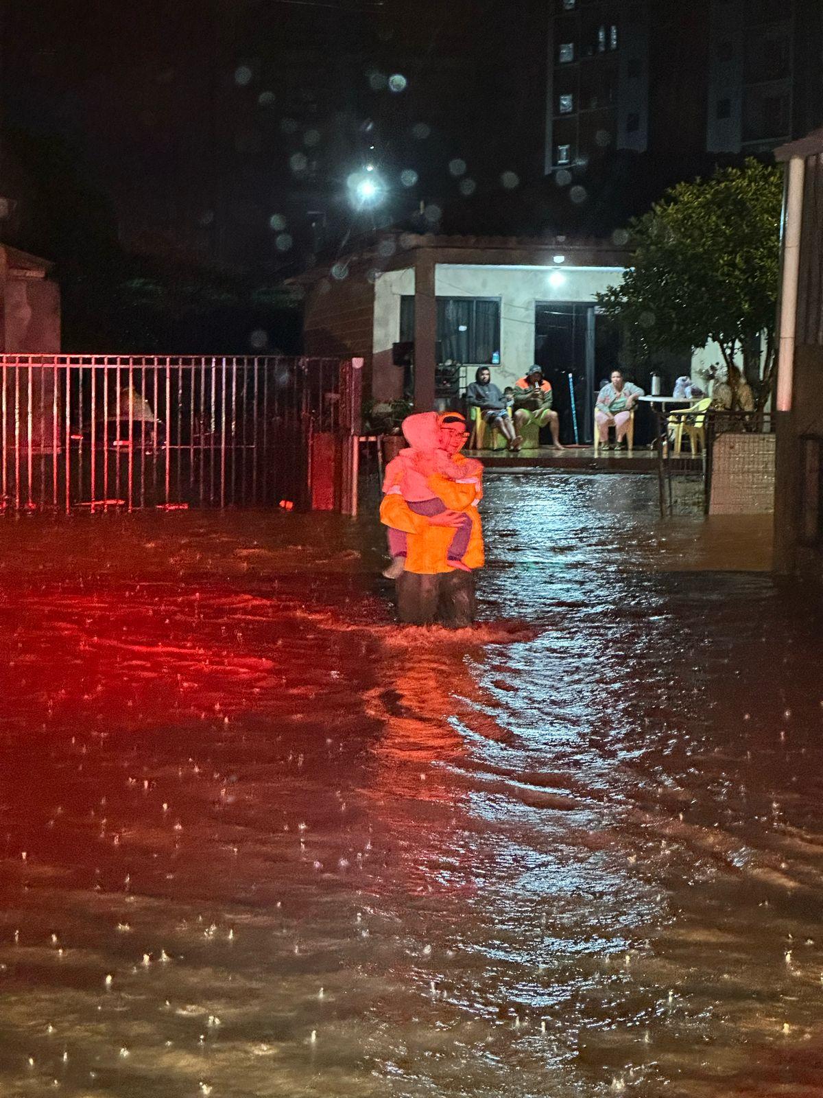 Chuva alaga ruas e invade moradias, comércios e veículos em Xanxerê