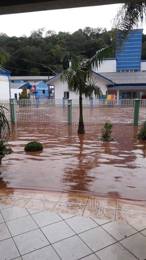Chuva forte causa alagamentos e transtorno pela região