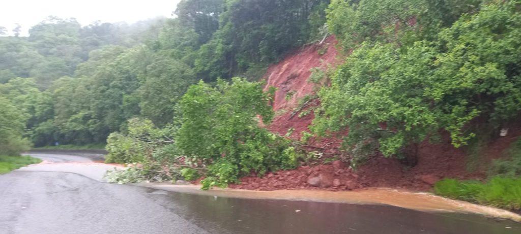 Deslizamento deixa trânsito em meia pista na SC 155, entre Seara e Itá