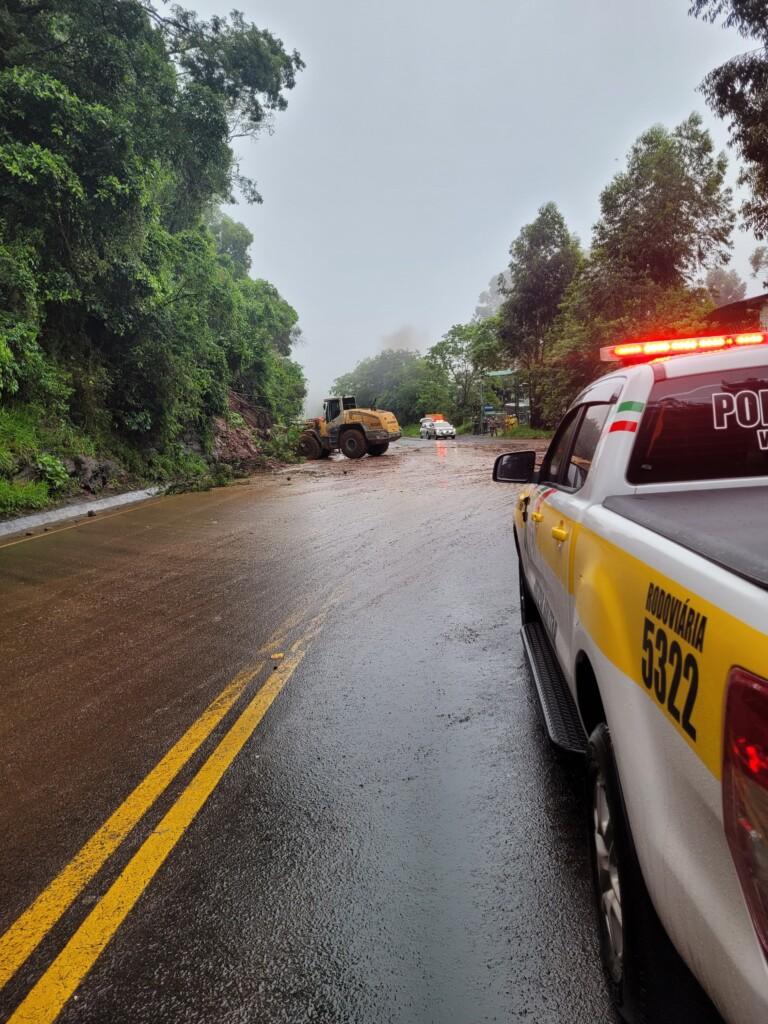 Queda de barreira é registrada na rodovia SC-157 sentido Chapecó a Coronel Freitas, no Oeste de Santa Catarina