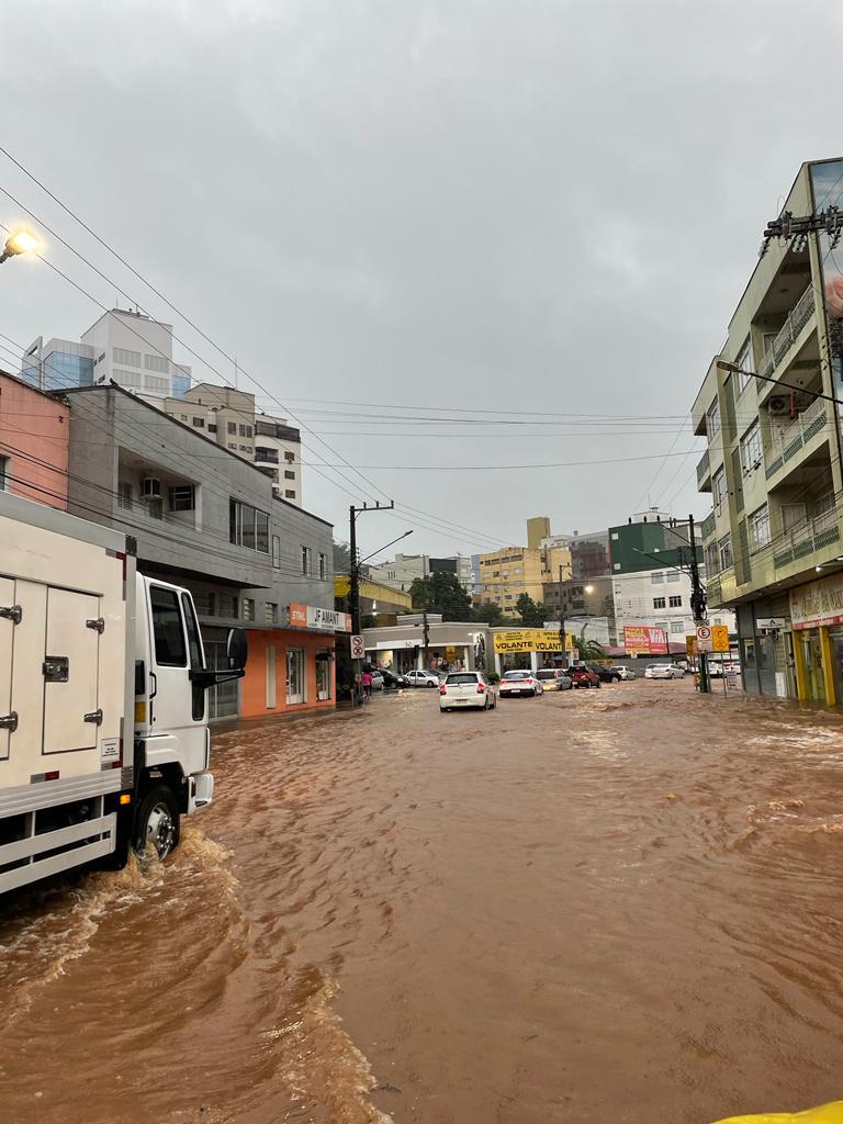 Rio dos Queimados transborda e atinge empresas na área central de Concórdia