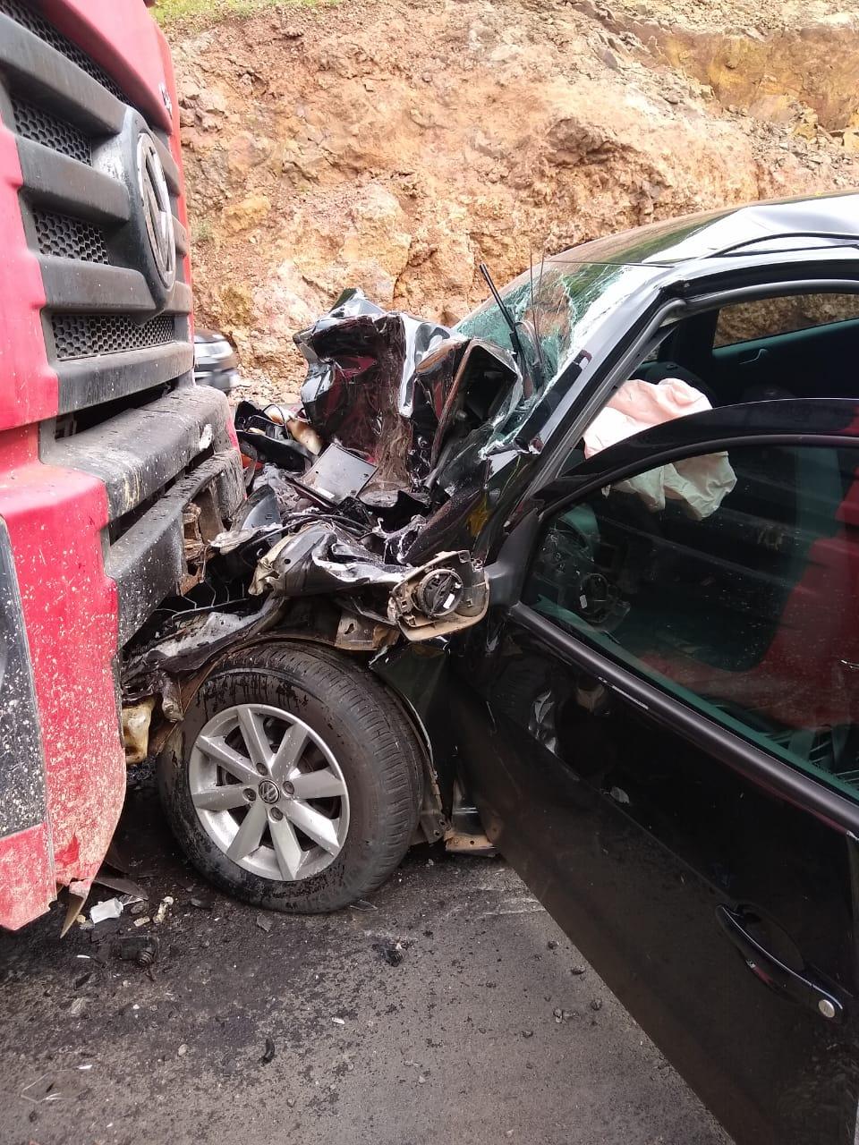 Acidente entre carro e caminhão deixa uma mulher ferida em Chapecó