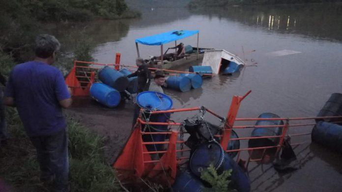 Balsa submersa no lago em Marcelino Ramos começa ser resgatada após acidente