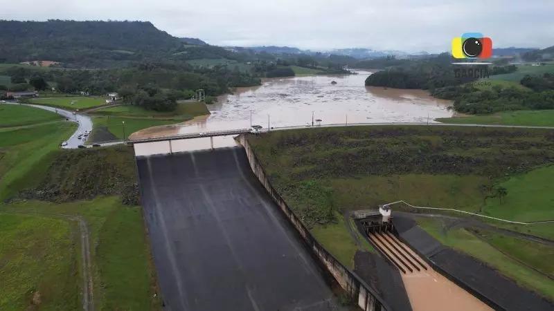 Barragem de Ituporanga deixa de verter após abertura de três comportas nesta quarta-feira