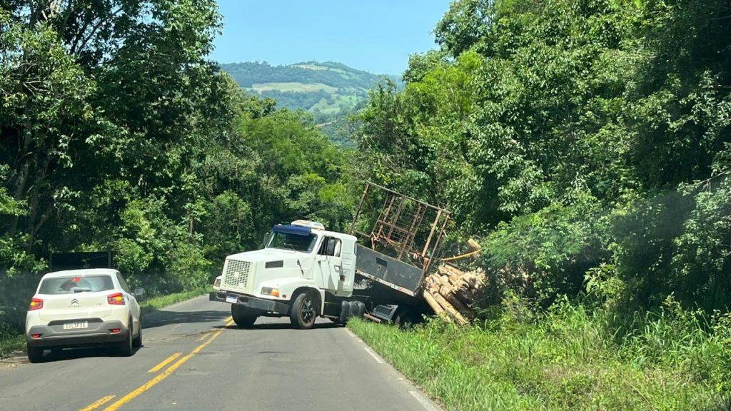 Caminhão sofre falha mecânica e sai da pista na rodovia SC-283, em Arvoredo