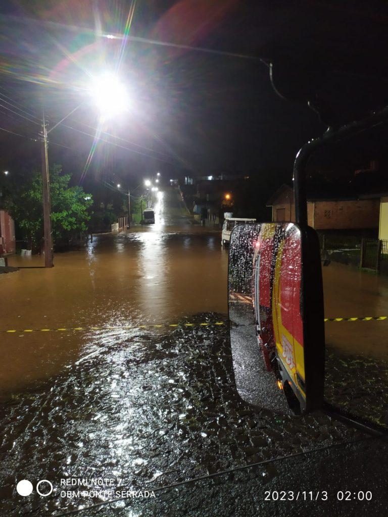 Cidades do Oeste sofrem com alagamentos e estragos