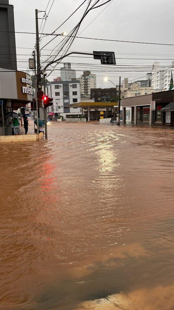 Concórdia amanhece debaixo da água devido a chuva intensa das últimas horas – vídeos e fotos