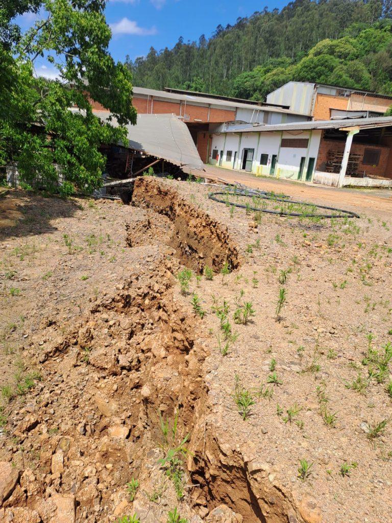 Defesa Civil e Deinfra alertam para os riscos na SC-155, entre Seara e Itá