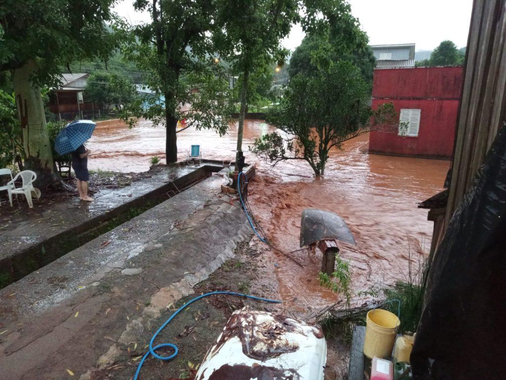 Rio Caçador transborda em Caraíba e alaga residências