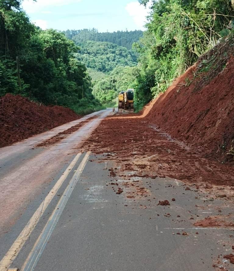 Trânsito na SC-155, entre Xanxerê e Xavantina, é totalmente liberado após deslizamento