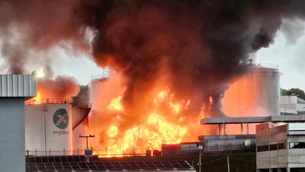 URGENTE: Incêndio atinge depósito da Maxsul em Chapecó