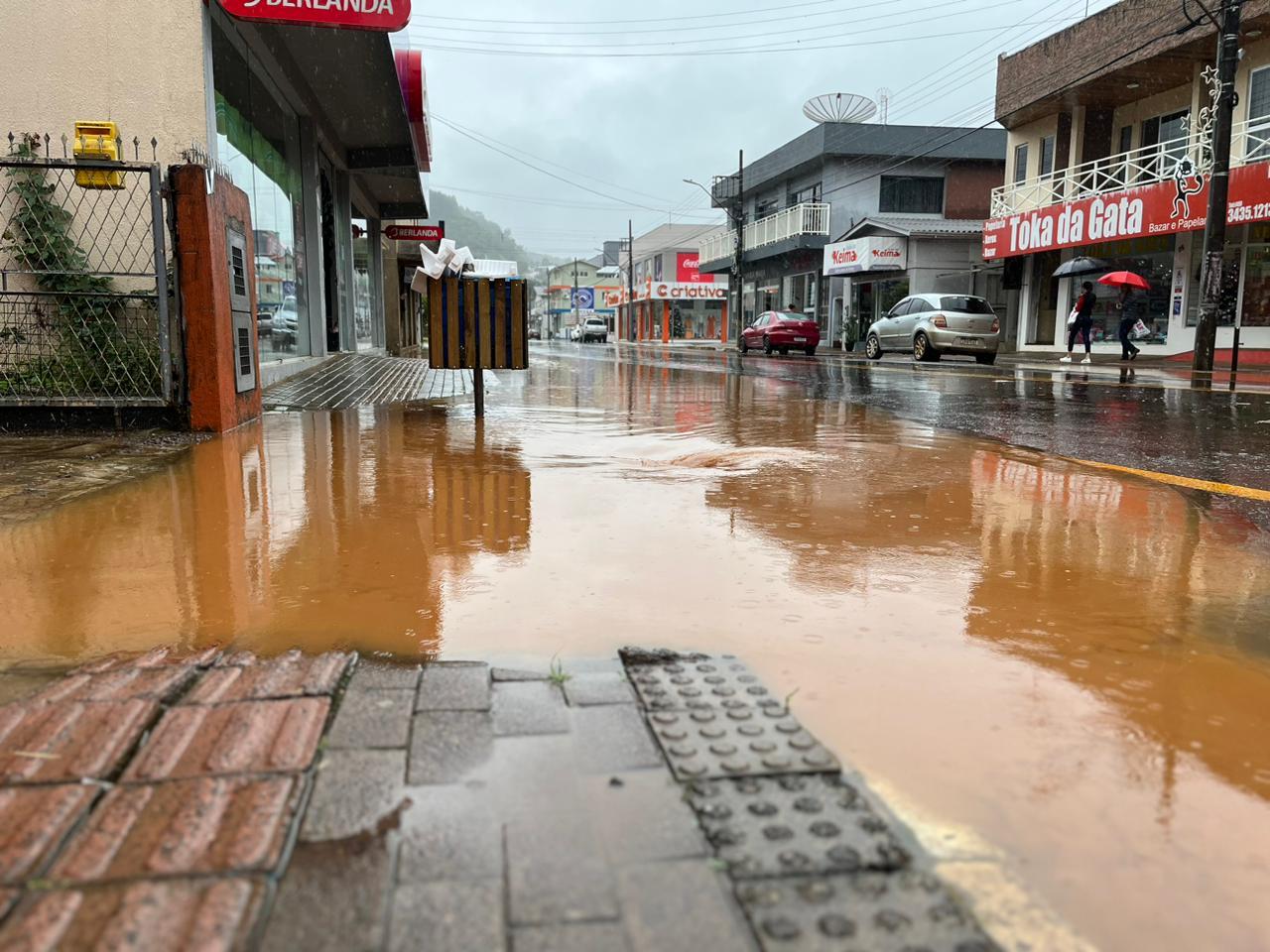 VÍDEO: Fortes chuvas causam alagamentos em Ponte Serrada