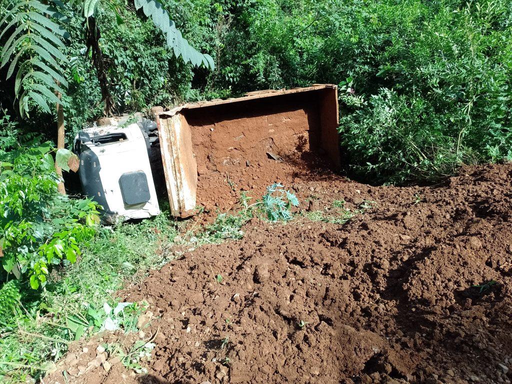 Caminhão caçamba da Prefeitura tomba no Centro de Seara