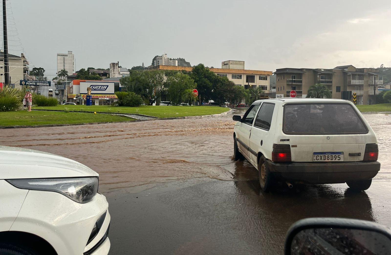 Chuva torrencial deixa ruas alagadas e danifica asfalto em Ponte Serrada