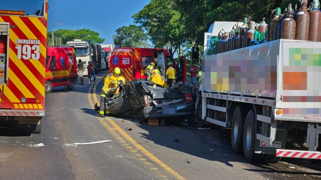Homem morre após violenta colisão entre carro e caminhões na BR-282