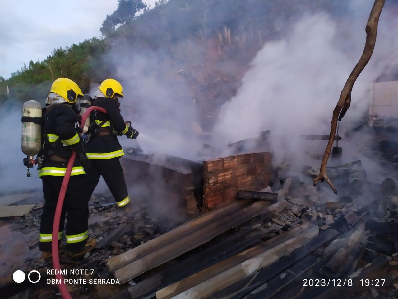 Incêndio em residência em Linha Taborda, no interior de Passos Maia