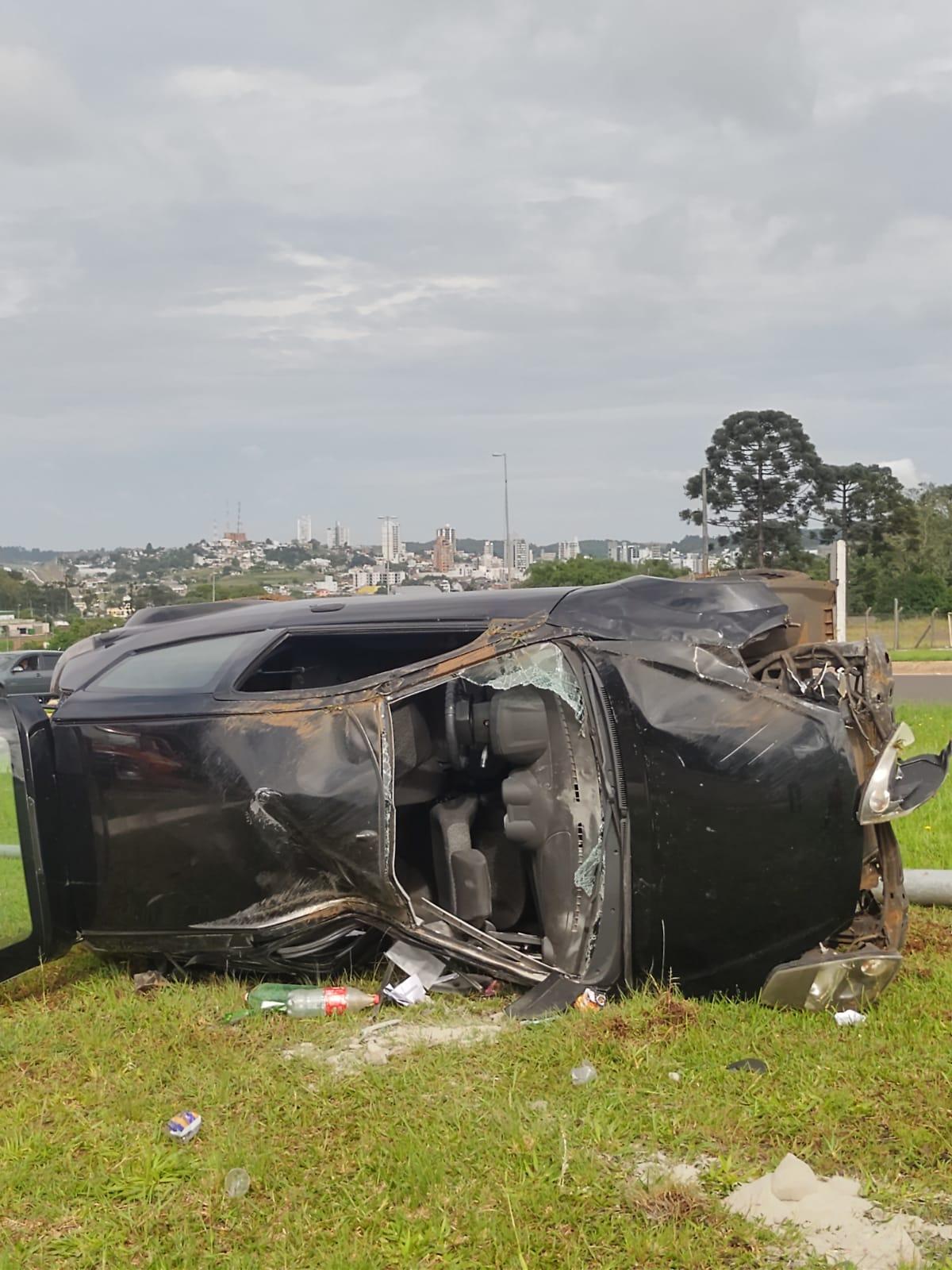 Mãe e filho ficam feridos após carro capotar e colidir em poste na BR-282