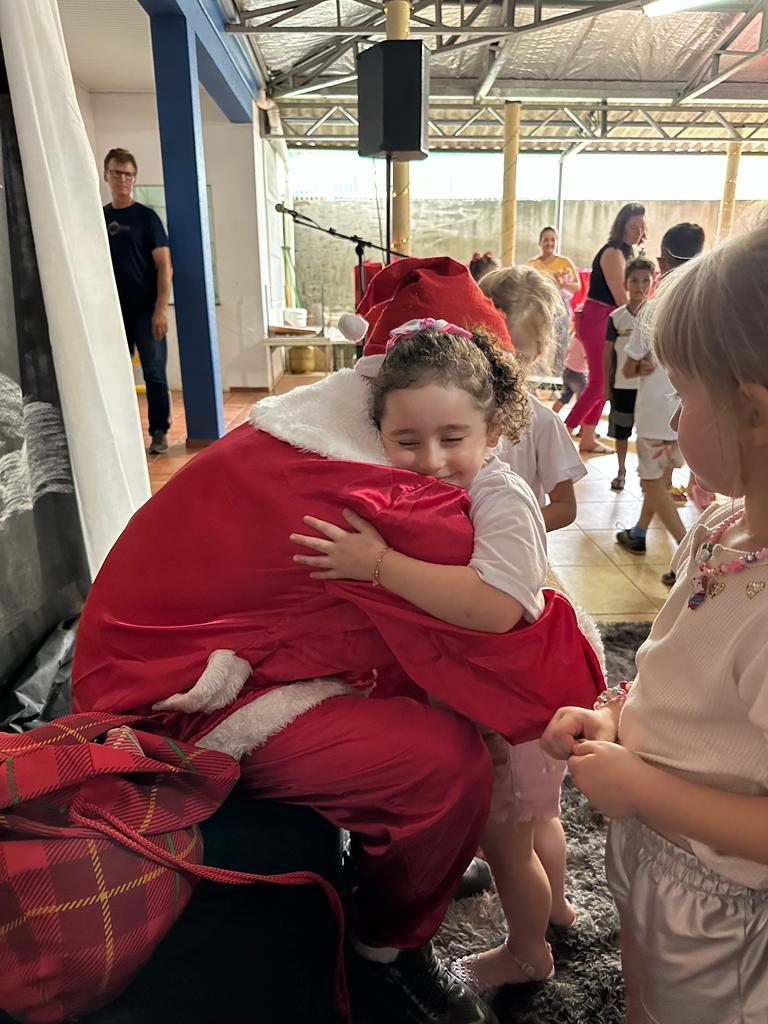 Sarau de Natal encanta crianças da EEF Pinhal Preto e CMEI Chapeuzinho Vermelho de Xavantina