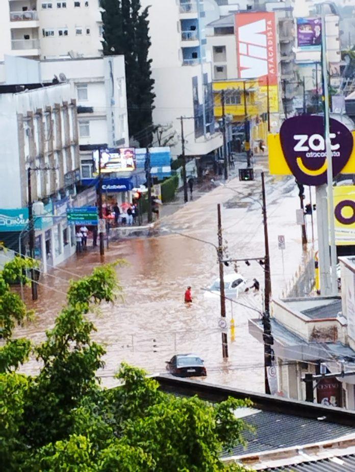 Veja fotos da chuva que causou transtorno nesta quinta-feira em Concórdia