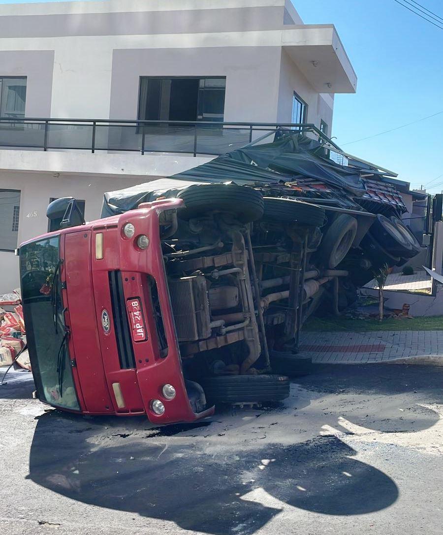 Caminhão desgovernado atinge residência e tomba em Chapecó