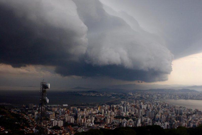 Ciclone ‘chacoalha’ tempo em SC e eleva risco de temporais no fim de semana