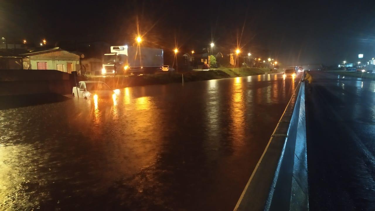 Família é retirada de casa e rodovia é tomada pela água após fortes chuvas em Xanxerê