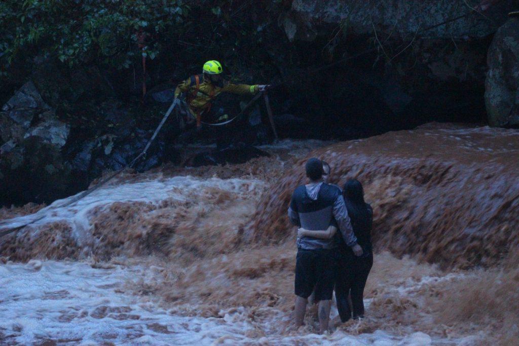 Grupo é resgatado após ser arrastado por cabeça d’água no interior de Chapecó