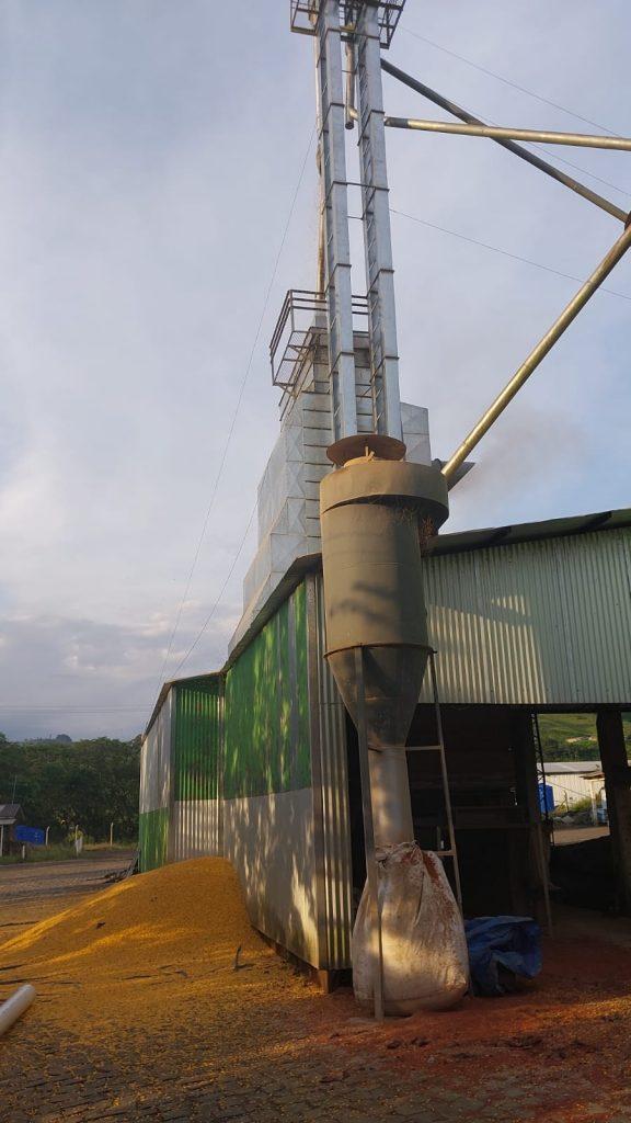 Incêndio em silo mobiliza bombeiros por 10 horas na SC-155 em Xavantina