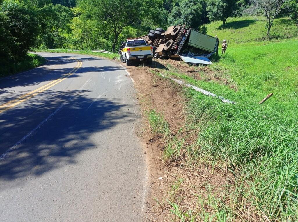 Caminhão sai da pista e tomba em rodovia do Oeste de SC