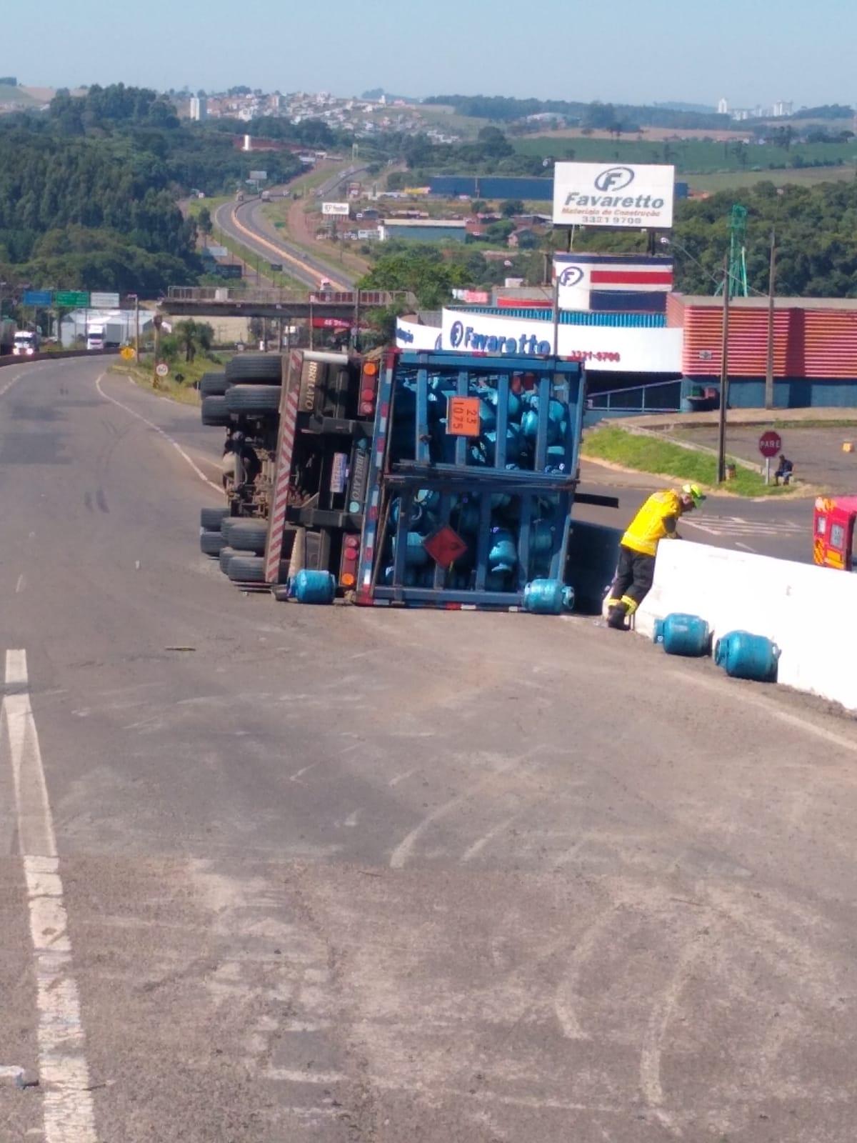 Carreta carregada com botijões de gás tomba no acesso de Chapecó