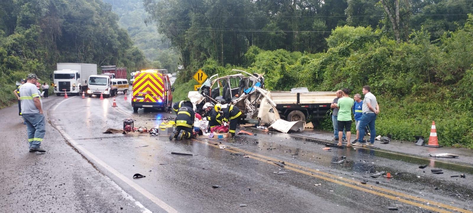 Dois feridos graves em colisão entre caminhão e carreta na BR-153 em Concórdia