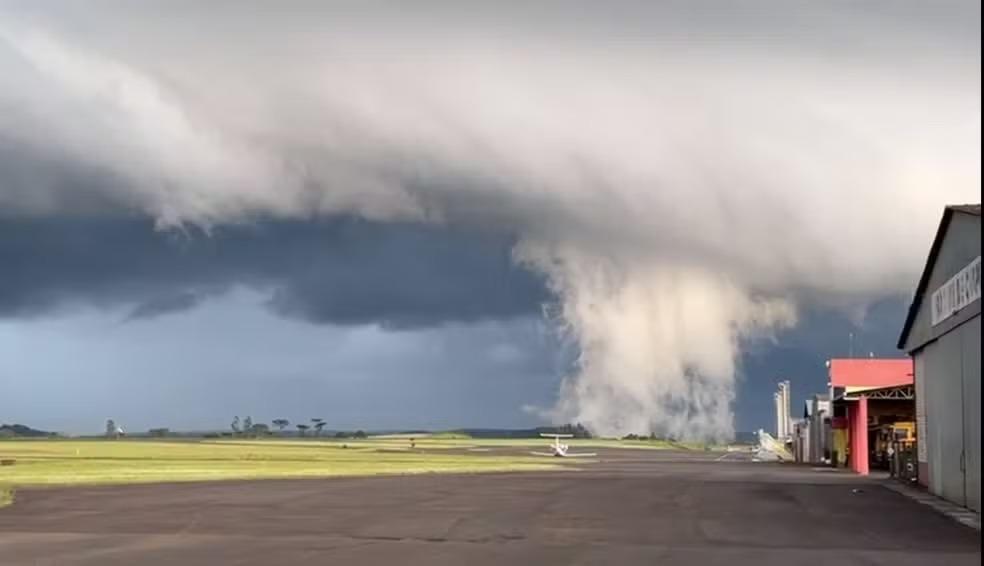 Formação de nuvem atípica em aeroporto antecede temporal com prejuízos em SC; VÍDEO