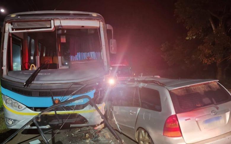 Acidente entre carro e ônibus mata homem em Capinzal