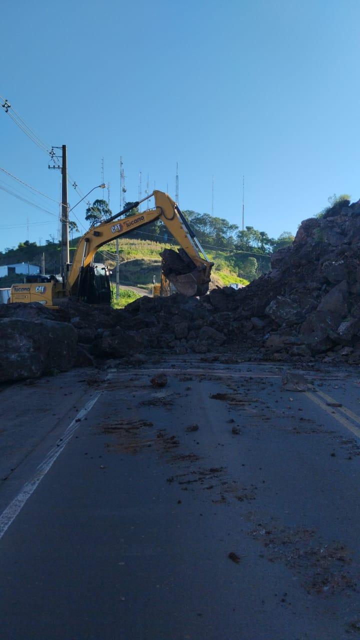 ALERTA: Após problemas durante detonação, SC-283 é obstruída por pedras, que desabaram do barranco