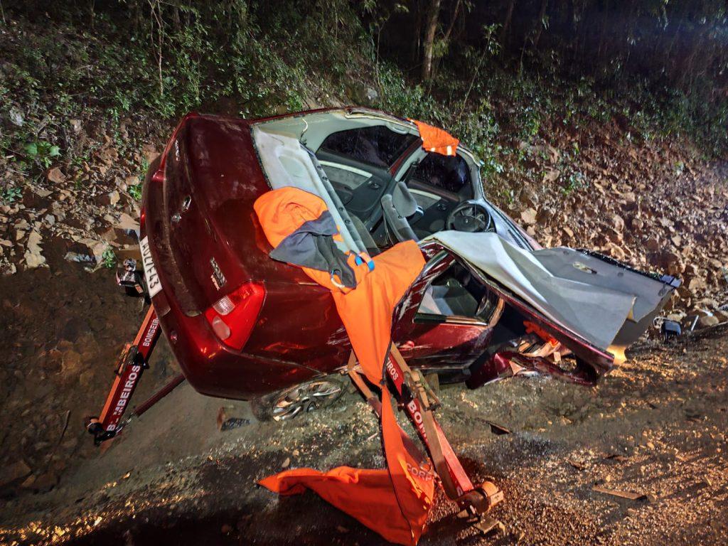 Condutor de veículo com placas de Seara foge após tombar na SC-283