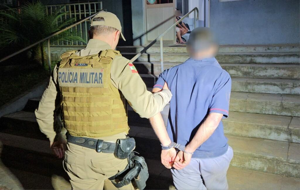 Filho é preso por tentar matar o pai com golpes de enxada, em Cordilheira Alta