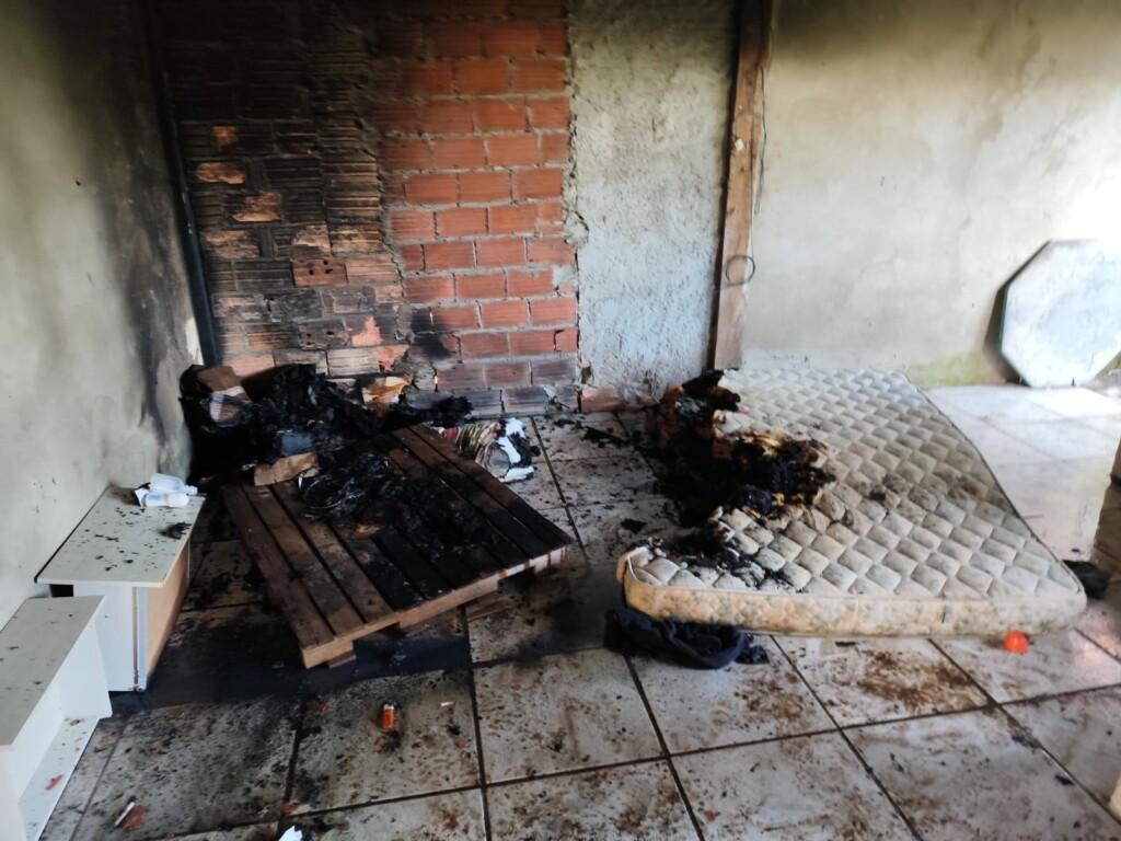 Homem sofre queimaduras generalizadas por todo corpo em incêndio em residência de Chapecó