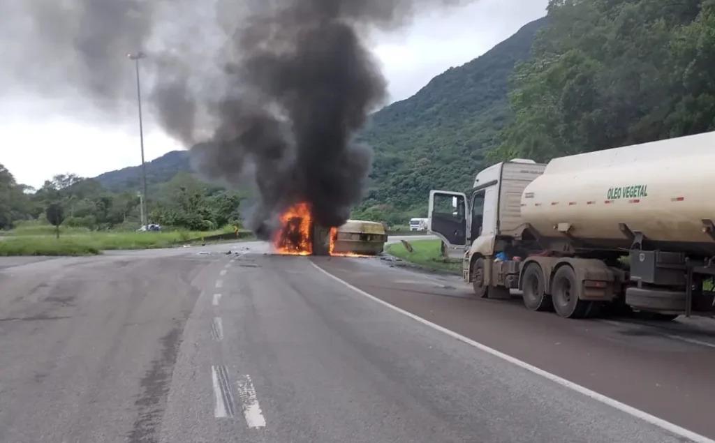Imagens mostram momento que caminhão carregado de óleo vegetal tomba e pega fogo
