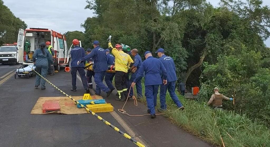 Saída de pista deixa feridos no Oeste de SC