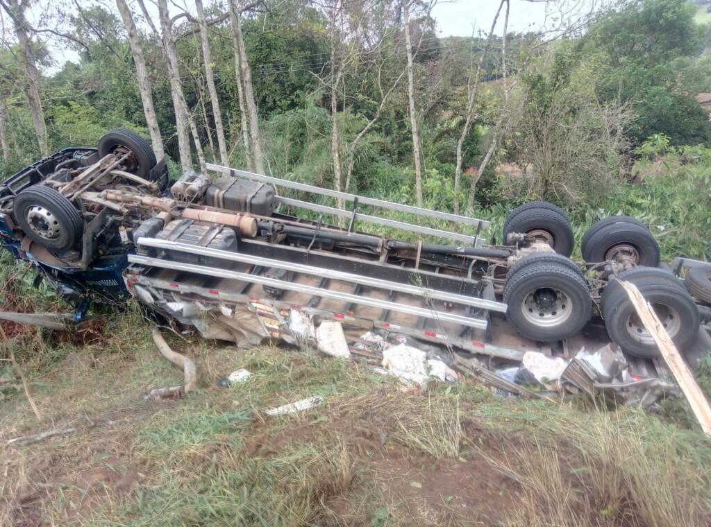 Caminhão com doações a vítimas das enchentes no RS sofre grave acidente no Oeste de SC