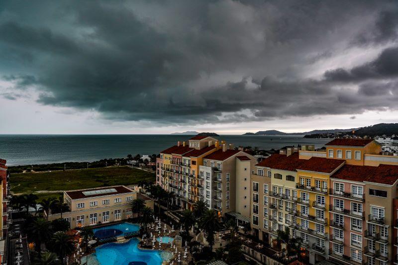 Frente fria chega a SC, provoca queda nas temperaturas e há condições para temporais e chuva intensa nos próximos dias