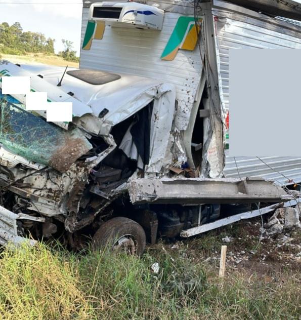 Bombeiros atendem acidente grave com caminhão na SC-355 em Jaborá