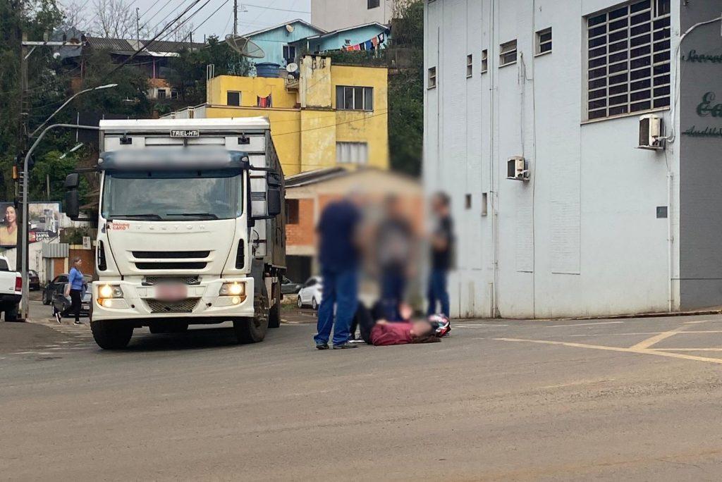 Motocicleta e carro colidem no Centro de Seara