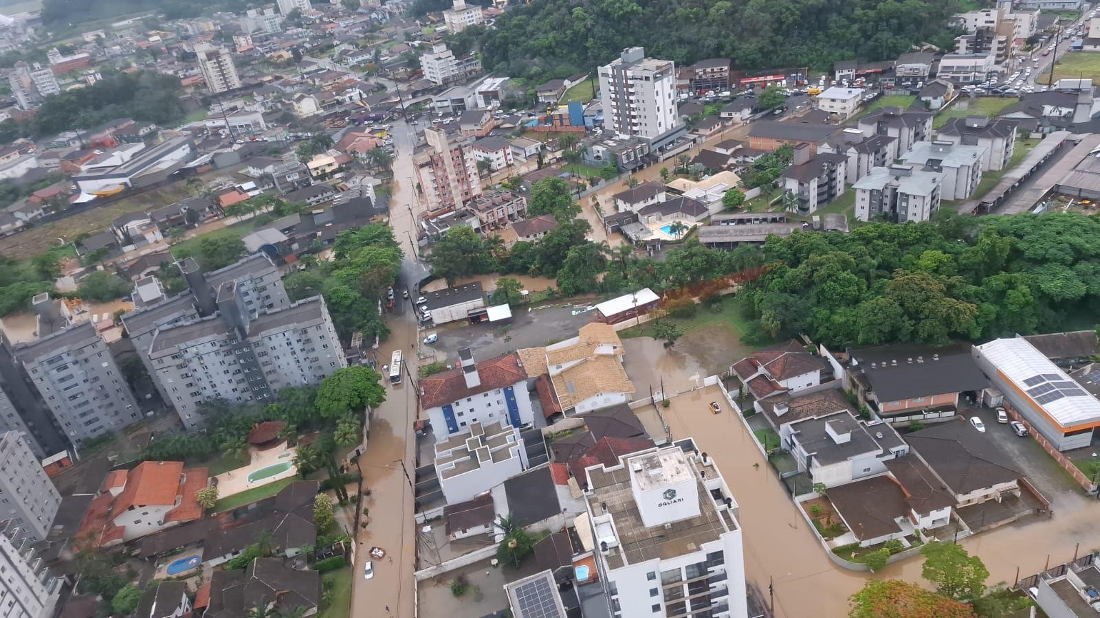 Chega a 25 o total de municípios atingidos pela chuva em SC, com 1,3 mil pessoas afetadas