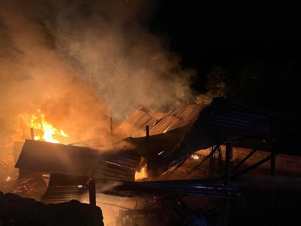 Galpão é destruído por incêndio em linha Dois Irmãos