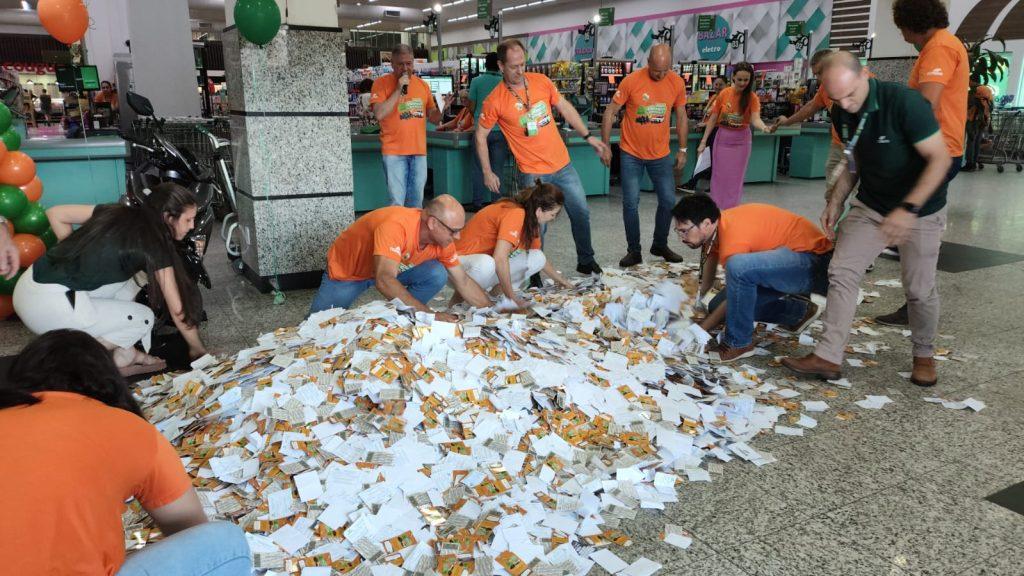 Morador de Campo Alegre ganha carro da promoção da Copérdia