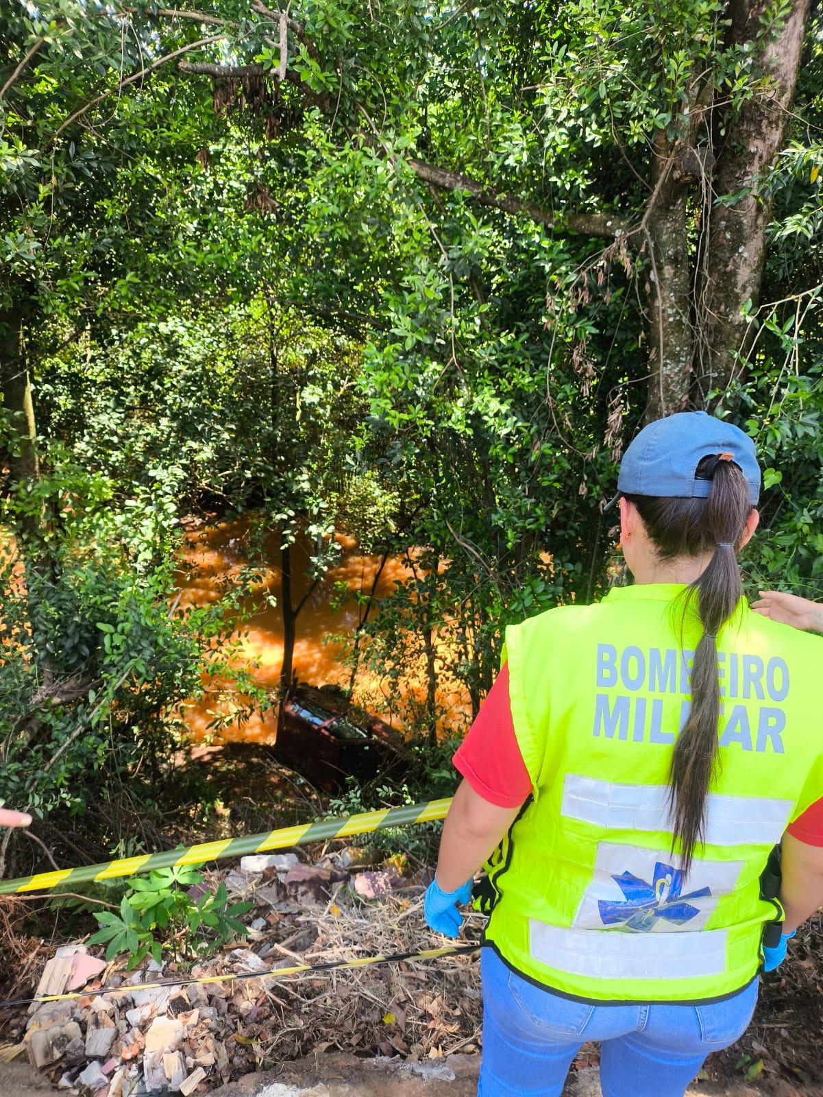 Casal fica ferido após carro cair em ribanceira de quase 20 metros no Oeste de SC